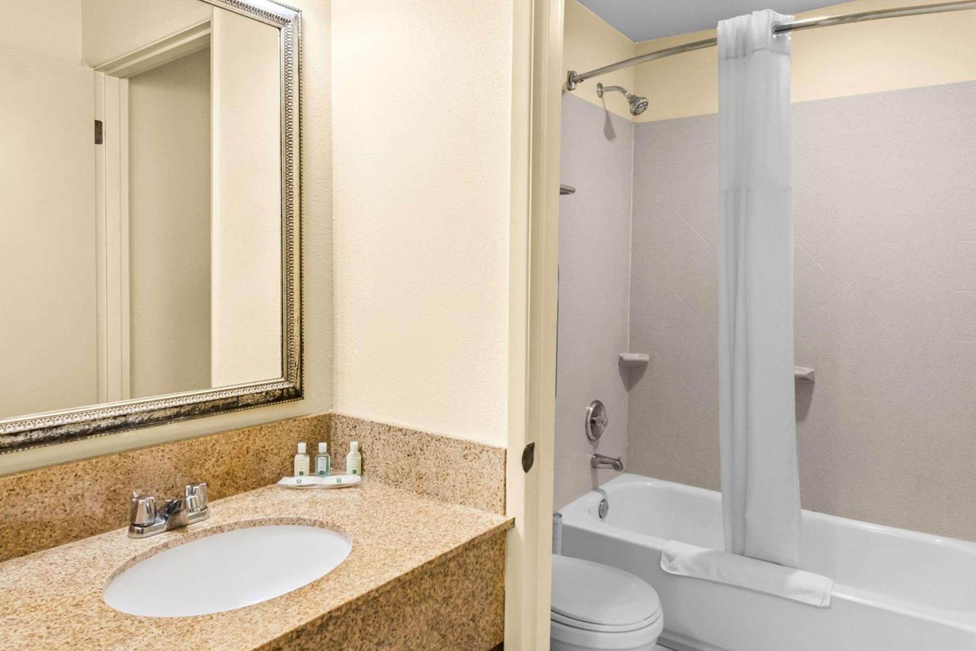 Quality Inn & Suites Vancouver - Hazel Dell Экстерьер фото